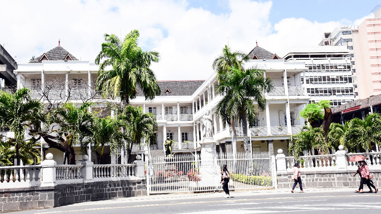 L’Hôtel du Gouvernement à Port-Louis, dont l’origine remonte à 1738, lorsque Mahé de La Bourdonnais décida d’utiliser un bâtiment nommé « La Loge » comme base administrative. 