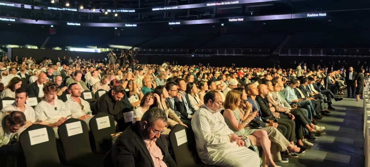 L'assistance lors du lancement du Huawei Pura 80 à Dubai. 