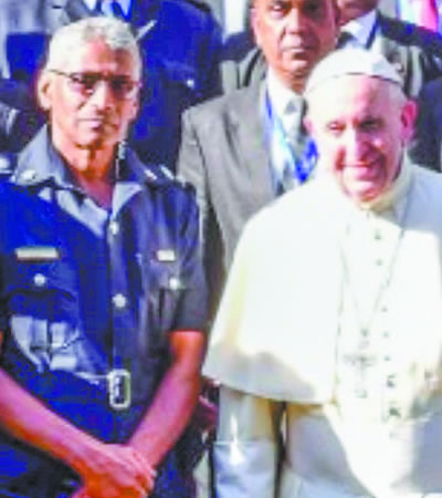 Le SP Muttur confie que le pape lui a offert une amulette qu’il porte toujours sur lui.