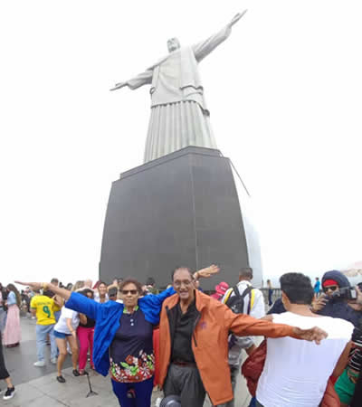 Le couple Vydelingum, ému au pied de la statue du Christ Rédempteur.
