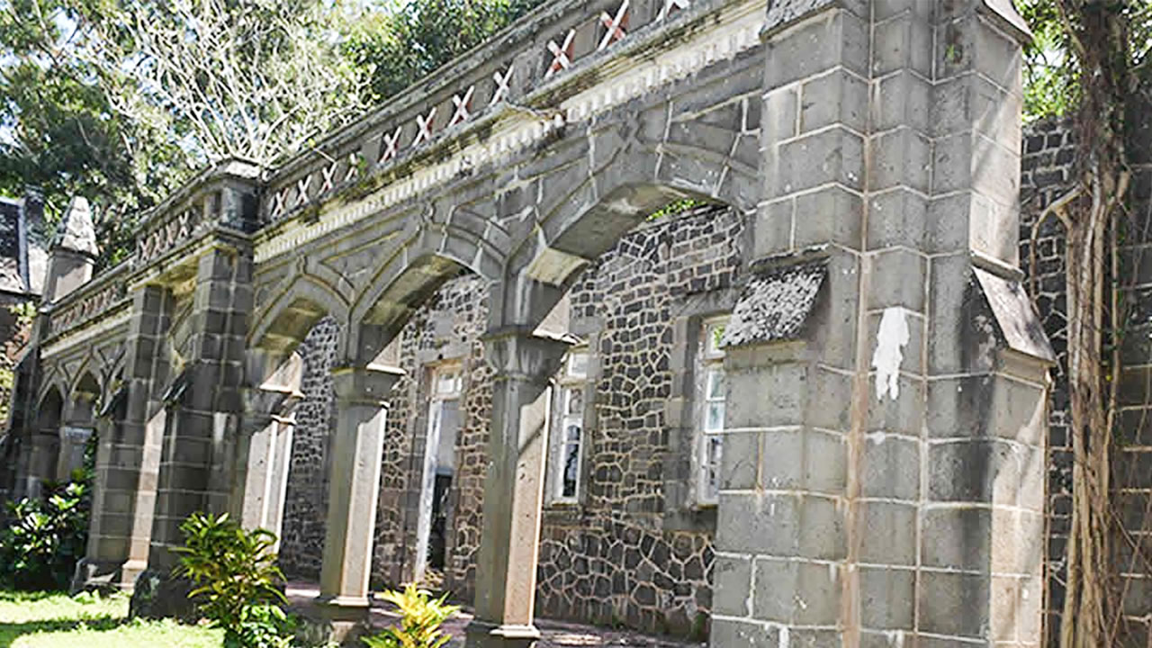 Aujourd’hui silencieux, le Moulin à Poudre de Pamplemousses  attend d’être mieux valorisé et mieux compris,