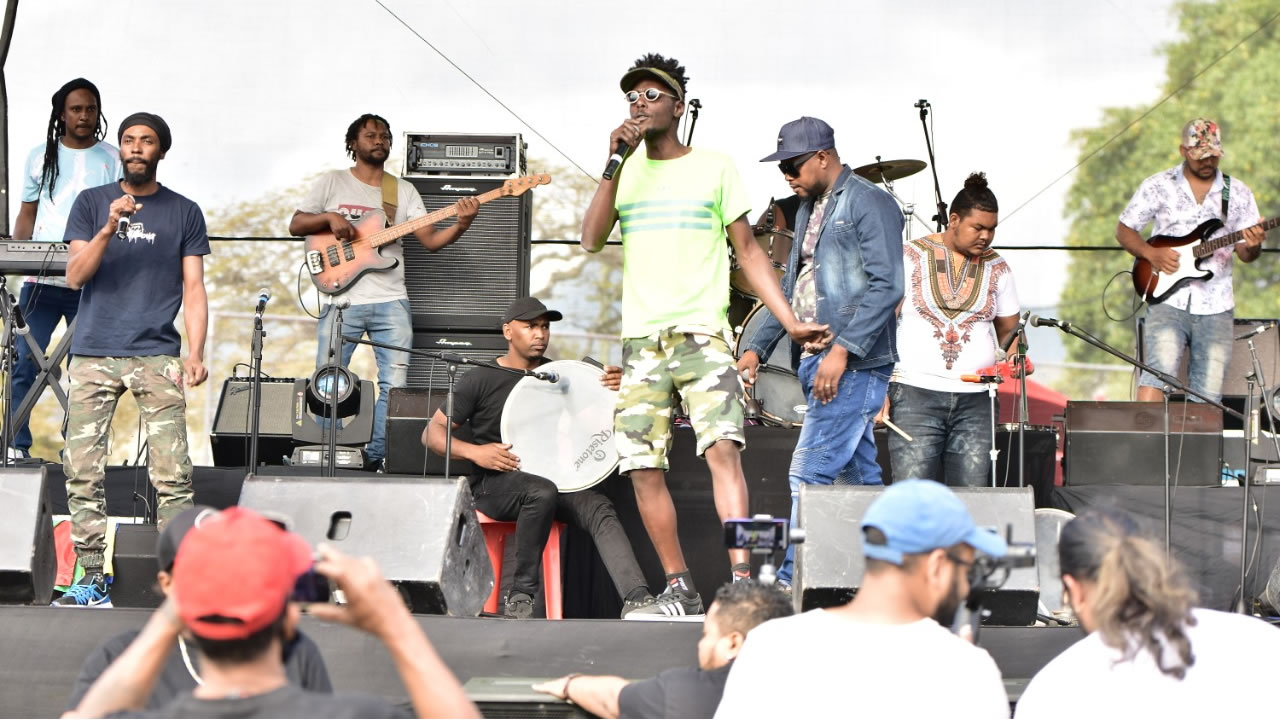 musiciens chanteur musique concert solidarité Rivière Noire