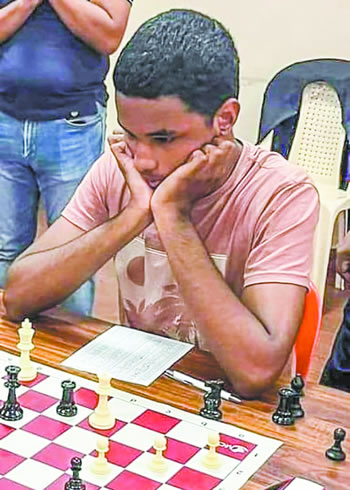 Rien ne l’avait destiné à passer  des heures à réfléchir sur un damier  noir et blanc.