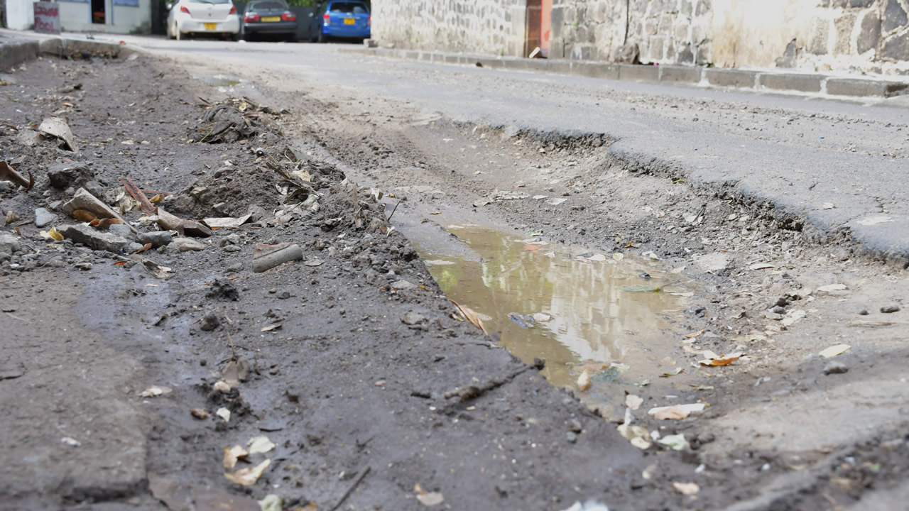 À l’angle des rues Saint-Denis et La Poudrière, des traces de boue sont toujours visibles.