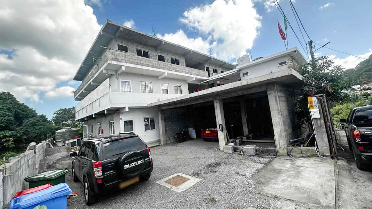 Derrière la façade respectable de cette imposante maison se cachait un véritable laboratoire de culture de cannabis. 