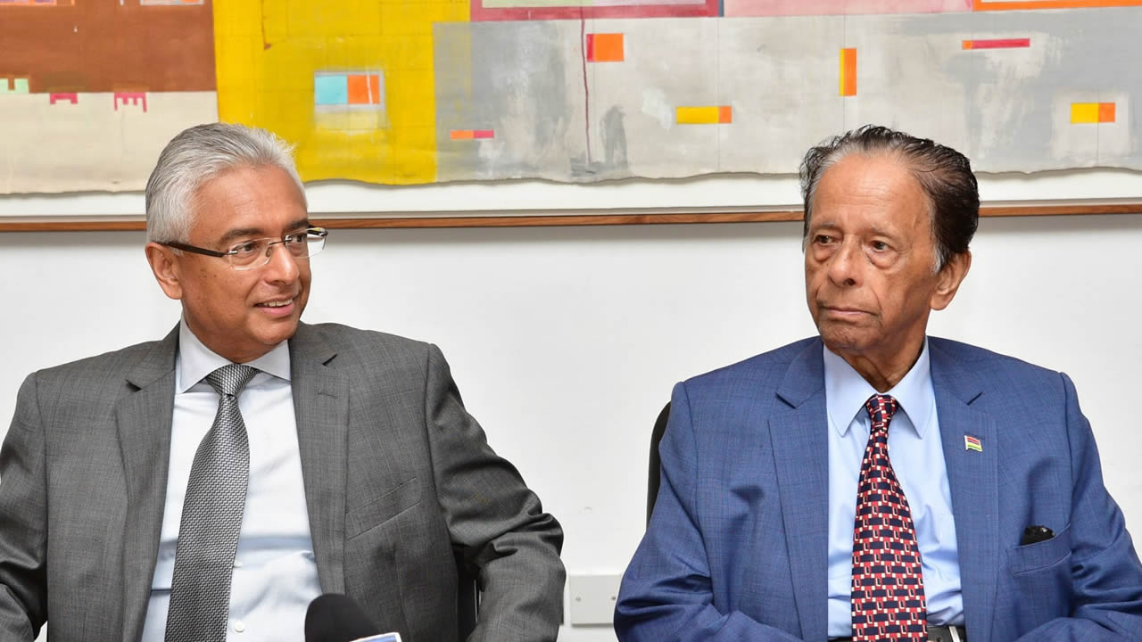 Brin de causette entre Pravind et sir Anerood Jugnauth au Bâtiment du Trésor.