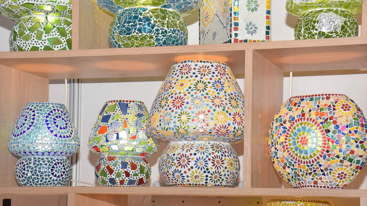 Des luminaires en mosaïque sont à découvrir.