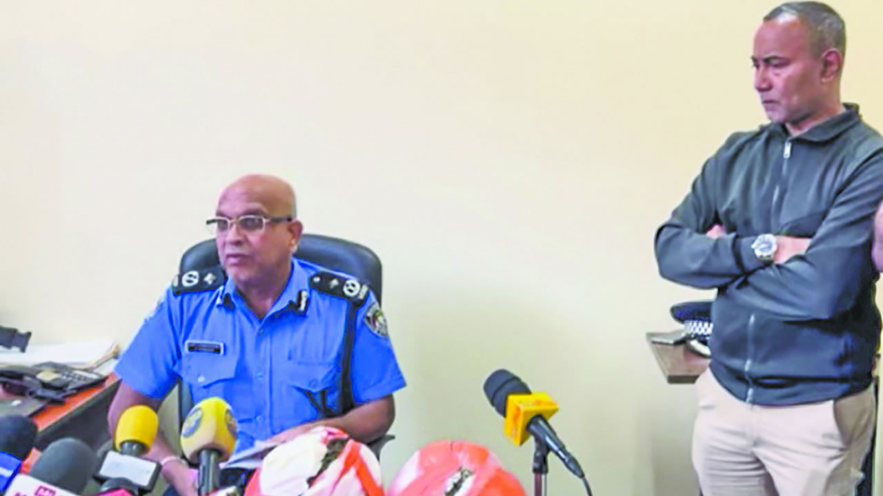 L’ASP Seewoo aux côtés de l’ACP Gangadin exposant la saisie de Rs 26 millions de cannabis en juillet 2024.