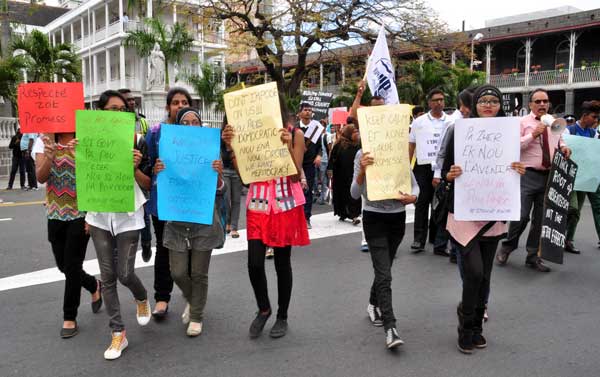 SC/HSC exam fees subsidy: Students and parents back on the streets